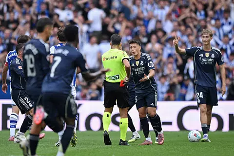 الـVAR لم يتدخل.. انقسام في الصحف الإسبانية على طرد هويسين مع ريال مدريد